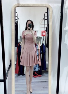 Đầm cổ vuông cài hoa