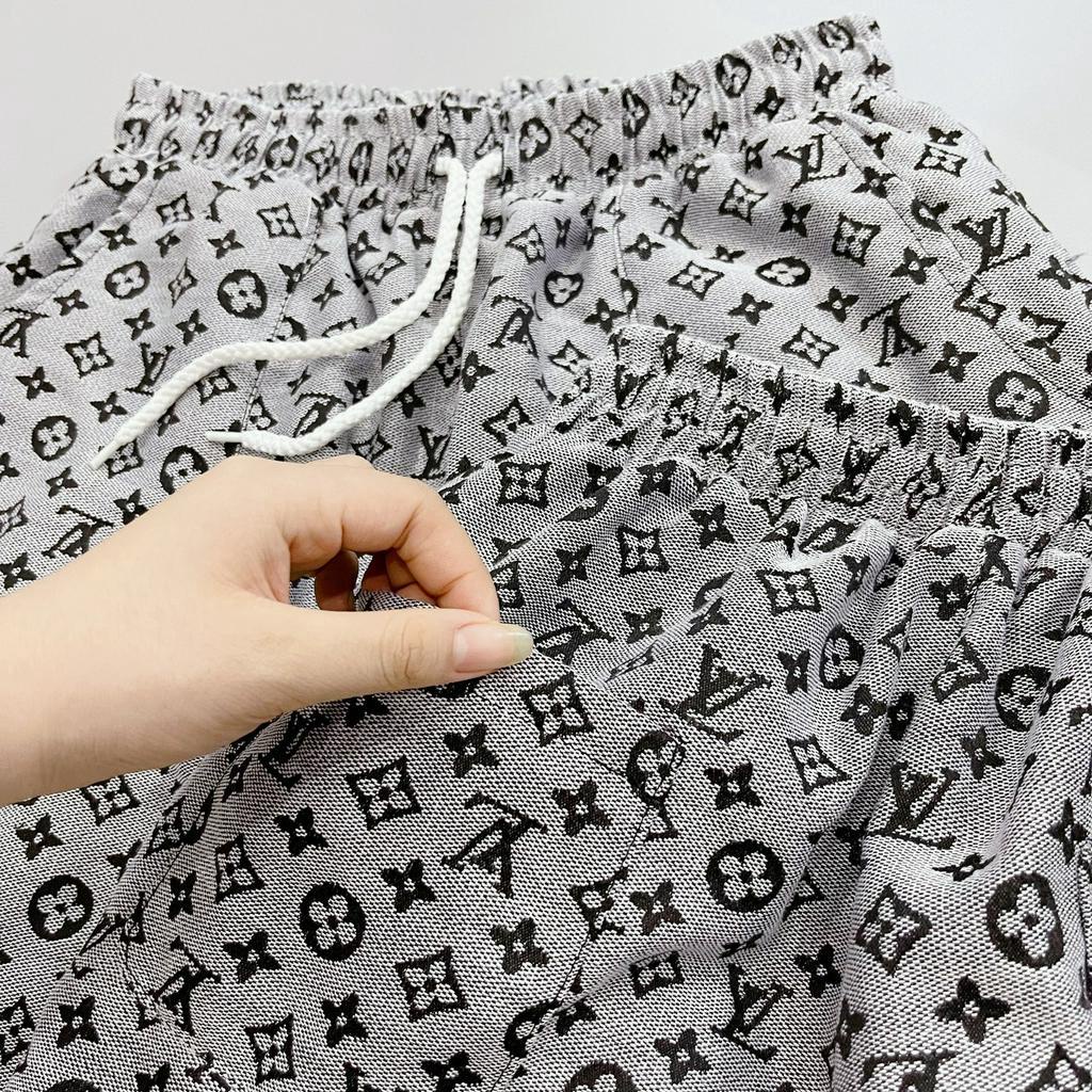 Quần đùi thun xốp dập nổi, chất liệu xốp thoáng mát in dập nổi họa tiết LV, thời trang nam nữ hot trend