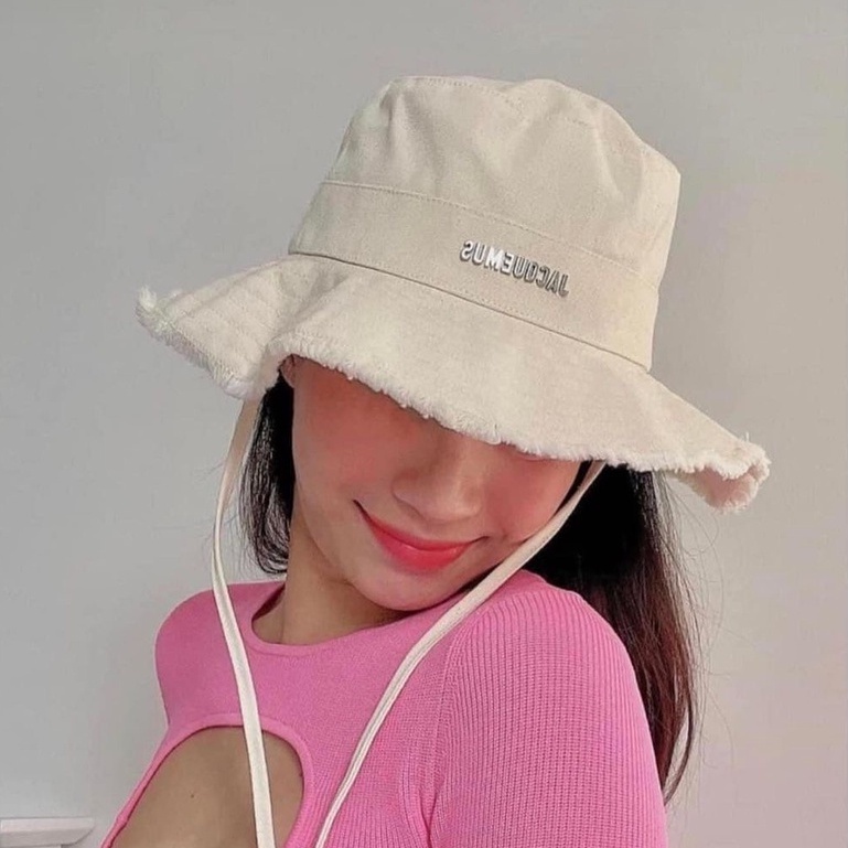 Nón tai bèo Jacquemus đi biển chống nắng có dây đeo và in chữ JACQUEMUS kiểu pháp - Kiểu dáng nón bucket đi biển