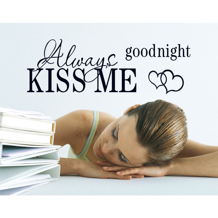 Decal trang trí tường chữ Tiếng Anh KISS ME