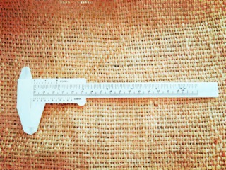 THƯỚC KẸP NHỰA 150mm