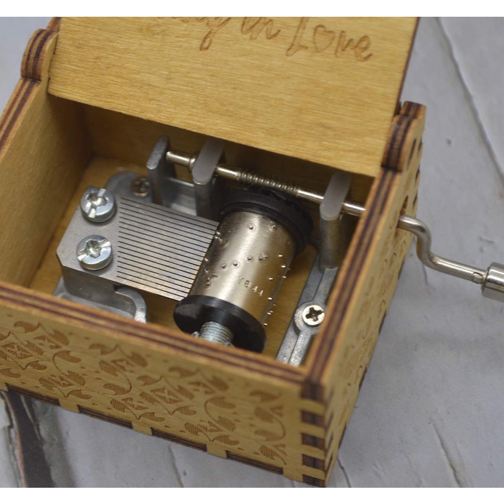 Hộp nhạc gỗ khắc chữ phong cách cổ điển làm quà tặng độc đáo