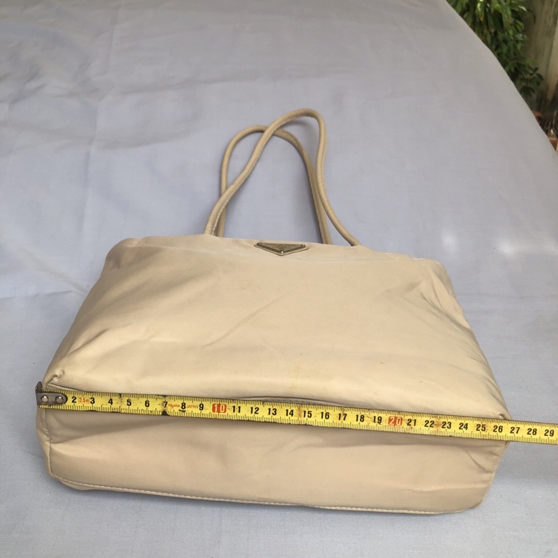 Túi chuẩn si. Túi qua sử dụng. Khách vui lòng xem hình nếu muốn biết thêm thông tin sản phẩm mời khách vô chat. Thanks .