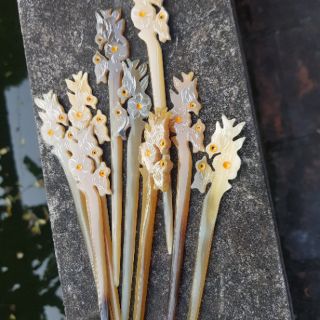 Châm cài tóc bằng sừng chạm khắc uyên ương