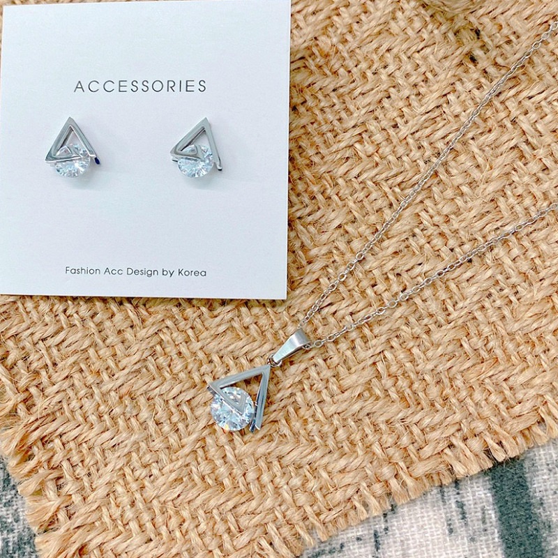 Bộ Trang Sức Bông Tai Và Dây Chuyền Nữ Titan Ko Đen Hình Tam Giác Kẹp Đá Nhân Tạo TT 4075