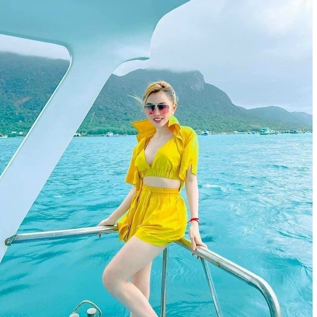 Sét 3 món đi biển áo 2 dây croptop bra phối quần đùi kèm áo khoác cực xinh , chất kate dày dặn