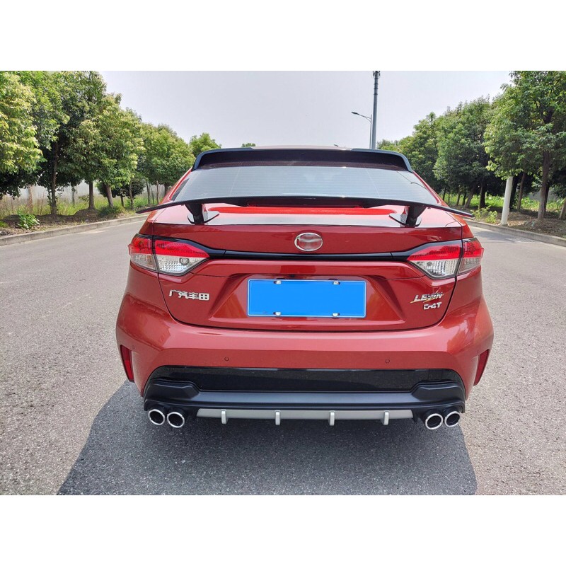 Đuôi gió thể thao ô tô các bon cho các loại xe