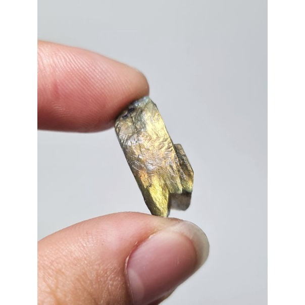 Labradorite  thô tự nhiên có 2 kích cỡ dùng làm trang sức handmade, sưu tầm trưng bày