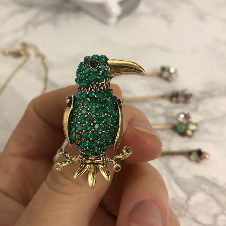 Trâm cài áo hình chim vẹt đính đá pha lê xanh lá phong cách retro