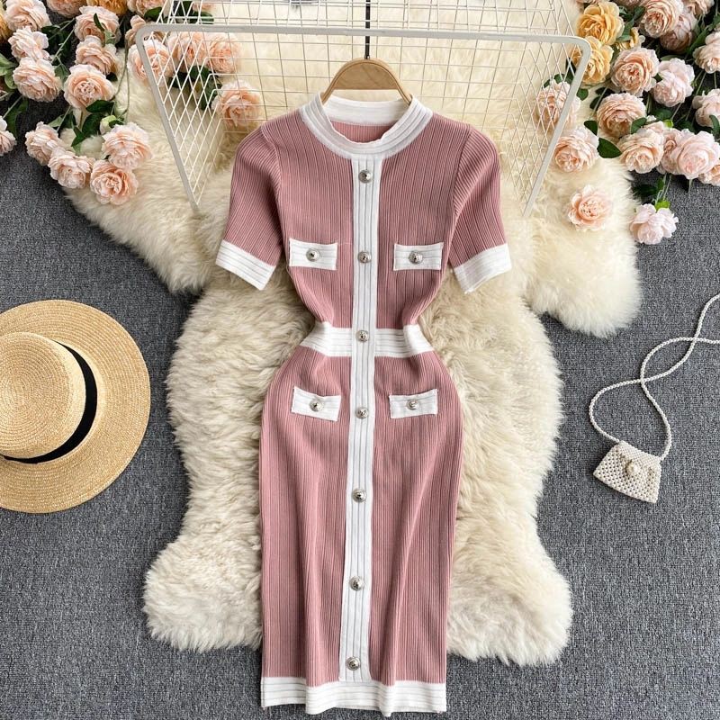 Đầm len body phối màu đính cúc