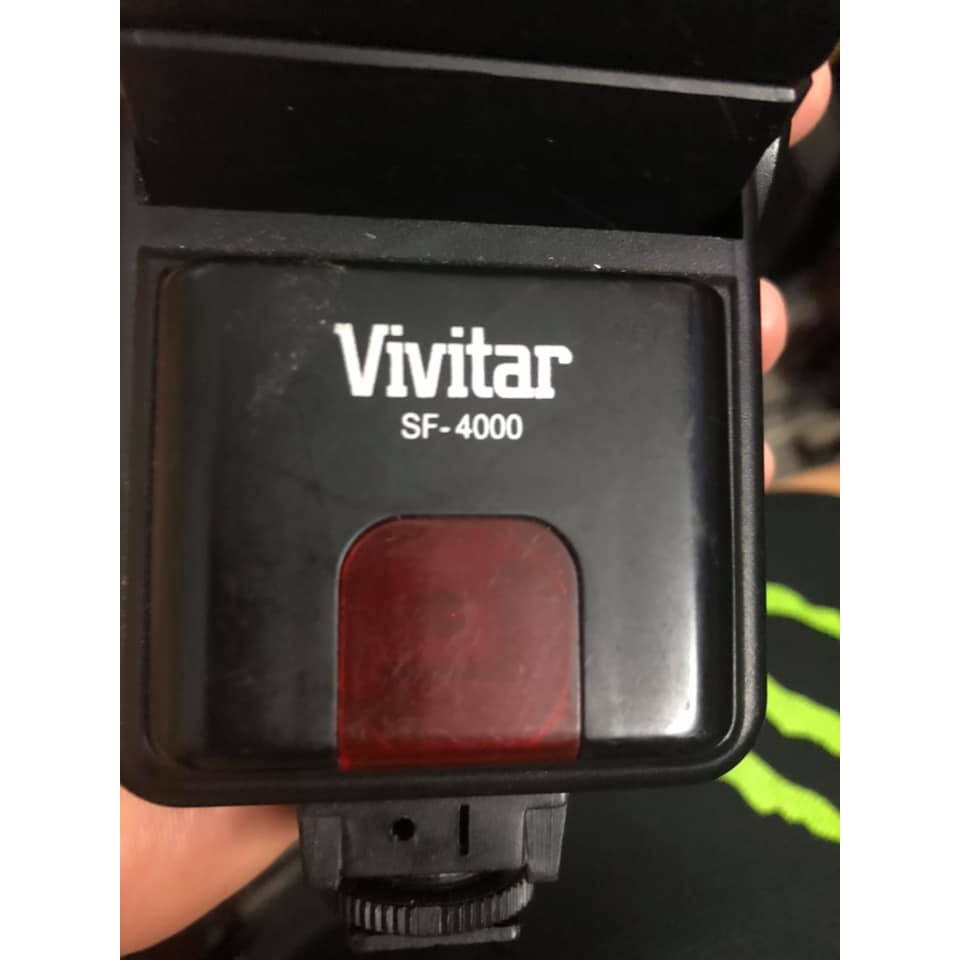 Đèn Flash Vivitar SF-4000, bỏ pin bấm thử nút đỏ thấy vẫn lên, mất cái ngàm tròn nên cơ gập lên xuống hơi lỏng