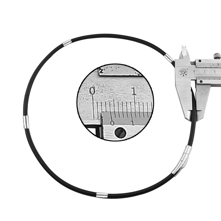 Dây chuyền cao su 4ly khóa vip bọc khoen trơn inox tạo nên vẻ đẹp cá tính, đem lại đẳng cấp, phong độ cho người đeo