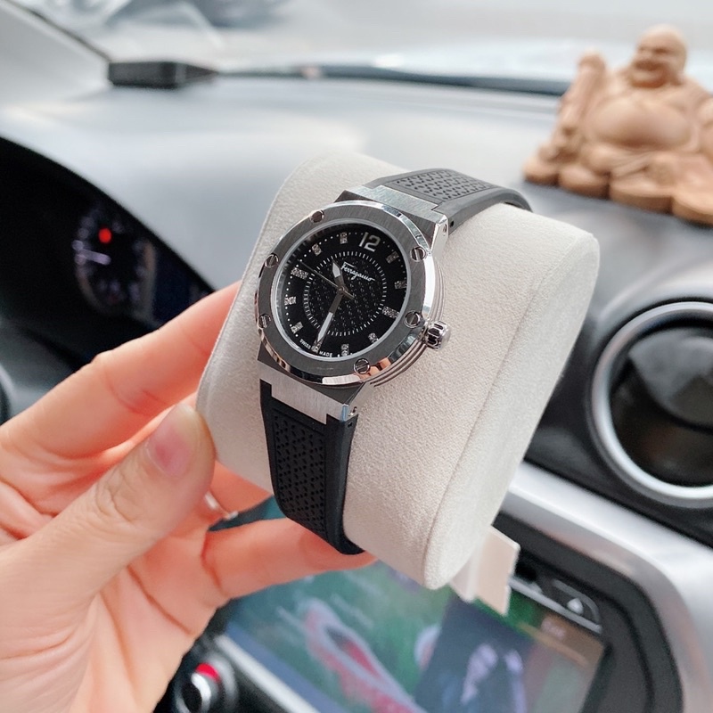 Đồng hồ nữ Salvatore Ferragamo F80 đen bản kim cương .
