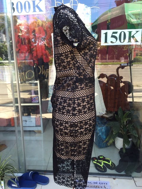 Váy ren thiết kế dáng body