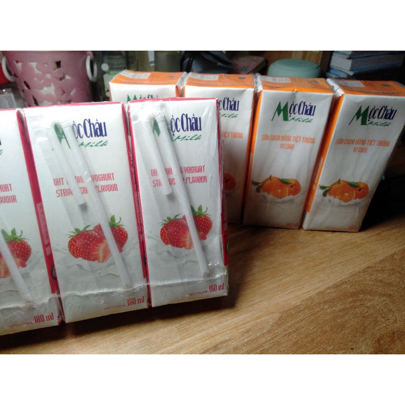 Sữa chua uống tiệt trùng Mộc Châu vị Dâu/Cam - 1 vỉ 4 hộp × 180 ml