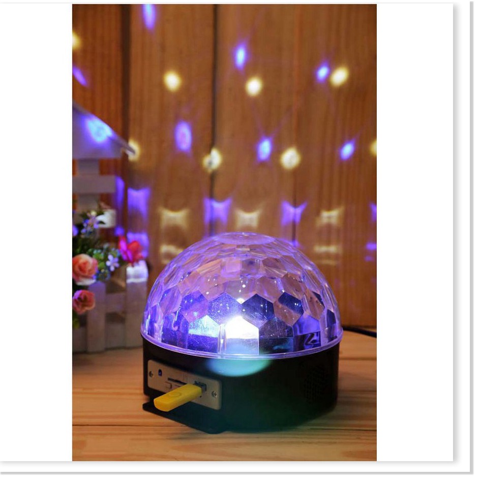 Đèn LED Quả Cầu Cảm Ứng Xoay Pha Lê 7 Màu Nháy Theo Nhạc