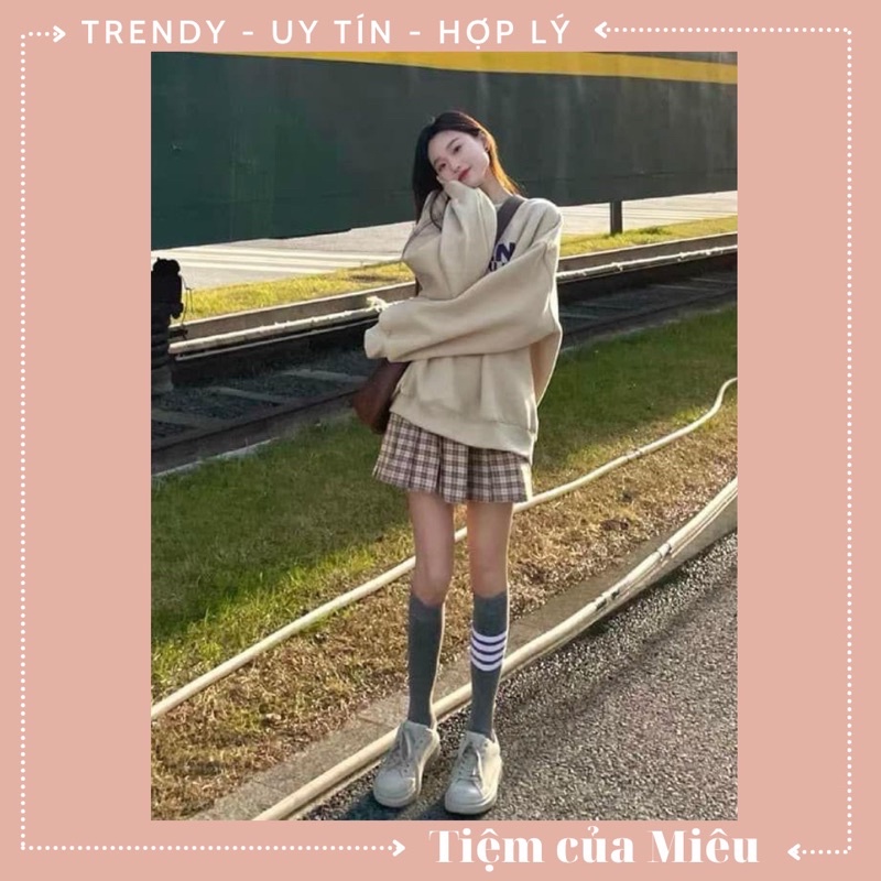 Set áo swt mix chân váy kẻ tennis Tiệm của Miêu màu nâu đất/ be | BigBuy360 - bigbuy360.vn