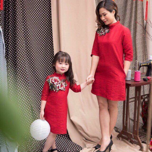 Áo dài đỏ đôi mẹ và bé