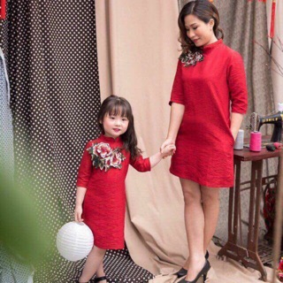 Áo dài đỏ đôi mẹ và bé