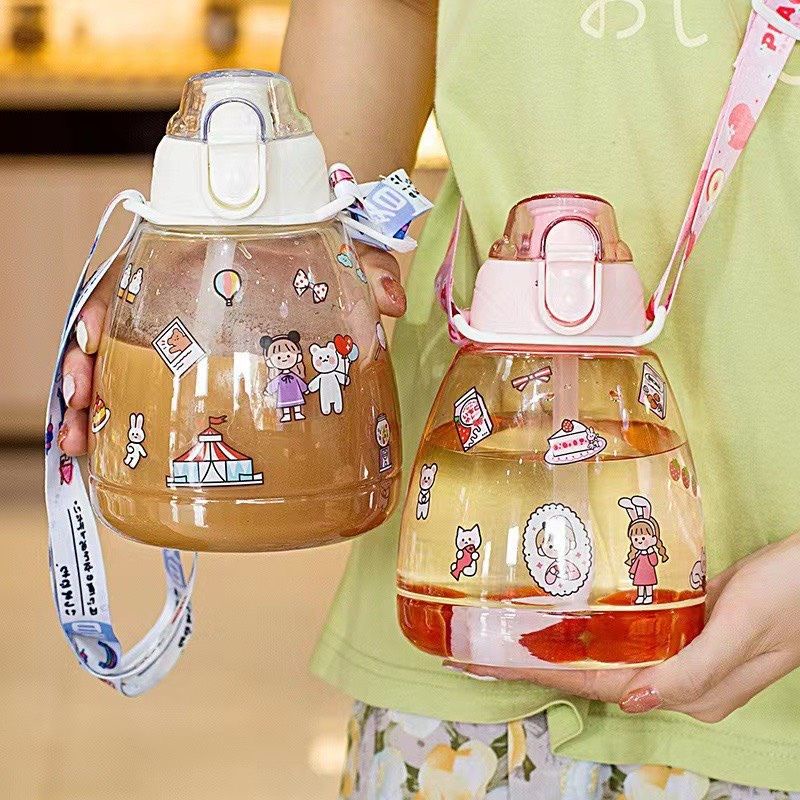 Bình nước kèm ống mút đàn hồi có dây đeo dung tích 1,1 lít có sticker đáng yêu Miibooshi D2.088.HO