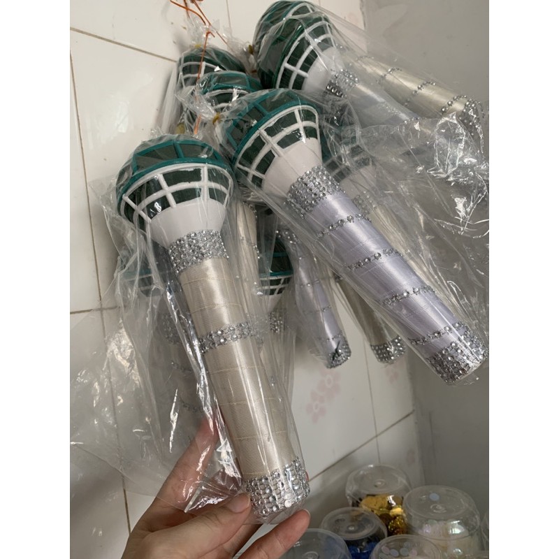 Tay cầm cắm hoa cô dâu