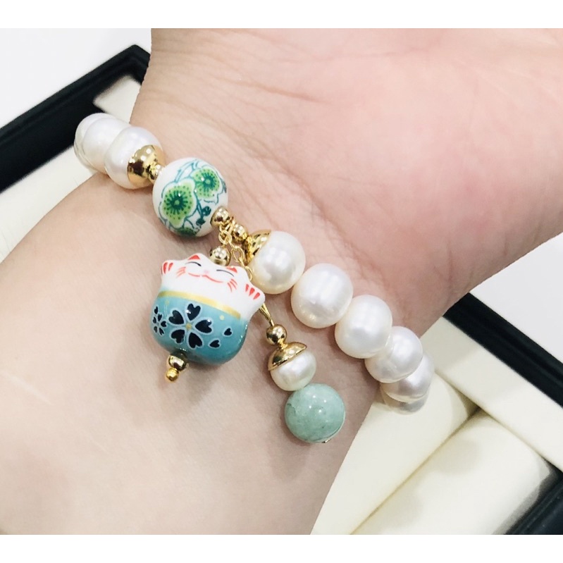 Vòng Tay Ngọc Trai 8 Ly Mix Charm Sứ Hình Mèo May Mắn - Ngọc Trai Trường Thịnh