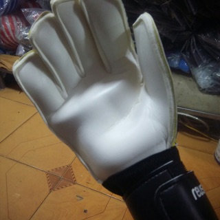 Găng tay thủ môn Reusch