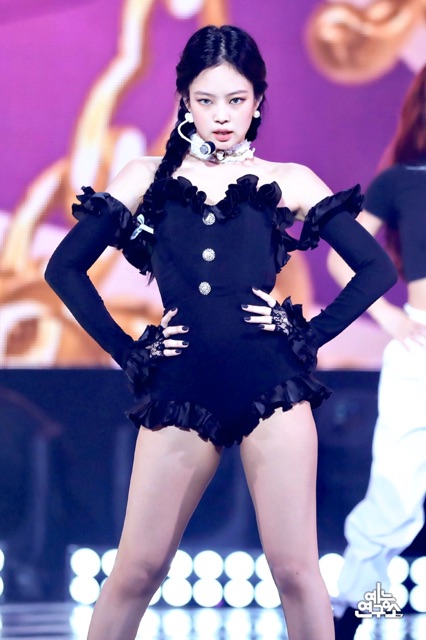 Jumpsuit đen Jennie BLACKPINK