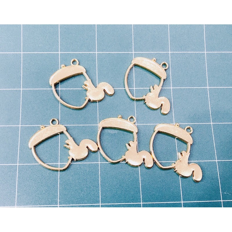 Khuôn móc khóa resin hình quả sồi vàng