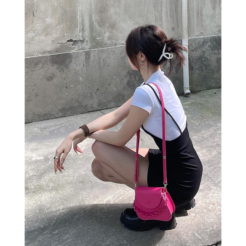 Áo thun tay ngắn dáng ôm và chân váy ôm có thắt lưng màu đen cho nữ