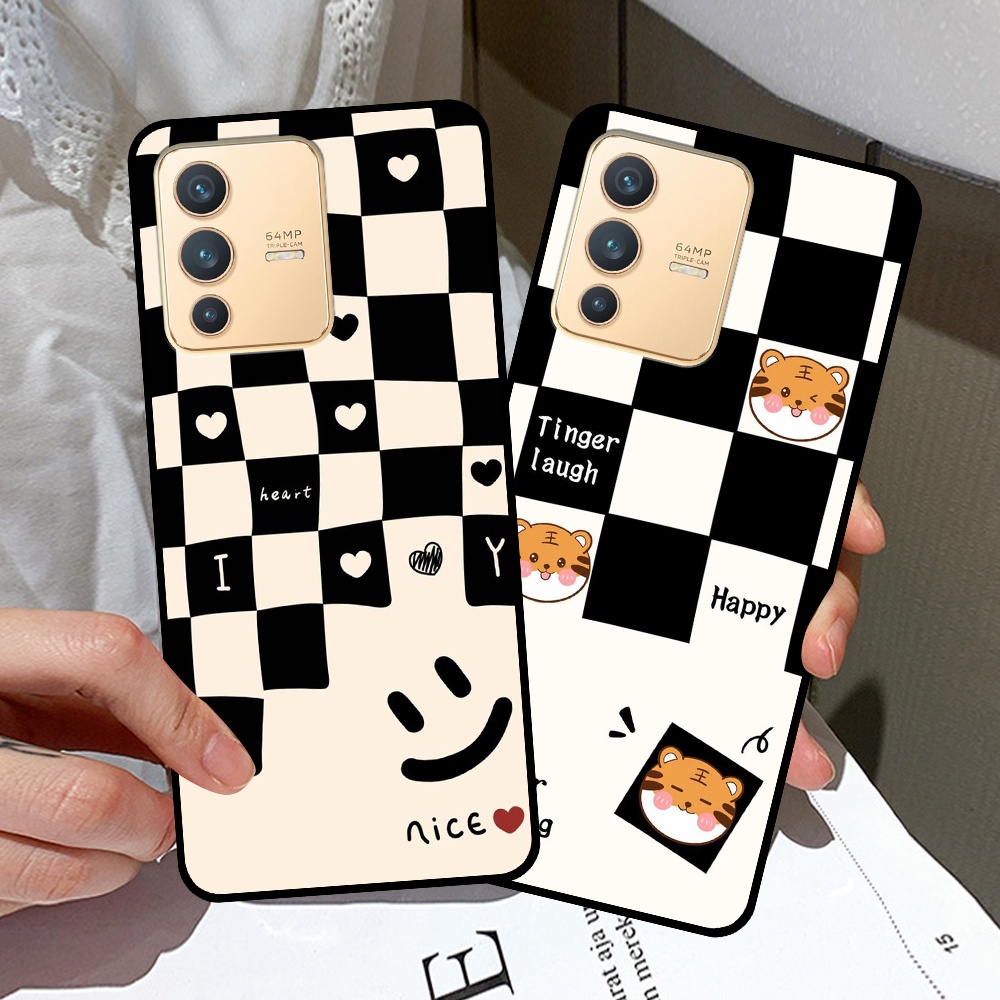 Ốp Vivo V23 5G in hình sọc caro, họa tiết đen trắng dễ thương