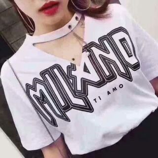 Áo phông hở cổ vòng chocker