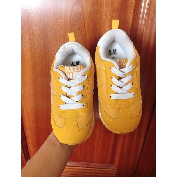Giày thể thao HM màu vàng