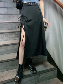 Chân váy đen xẻ vạt