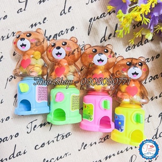 Một cái máy đồ chơi vặn kẹo hình gấu cute cho bé