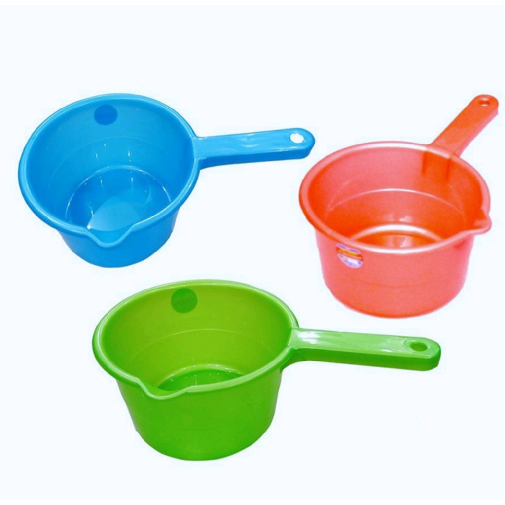 Ca nhựa múc nước Việt Nhật. Ca nhỏ: 19 x 10.5 cm. Ca to: 20.5 x 11.5cm