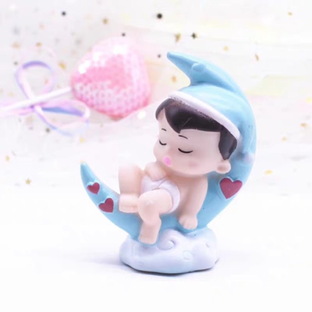 Em bé nằm trên trăng (nhựa) trang trí bánh kem
