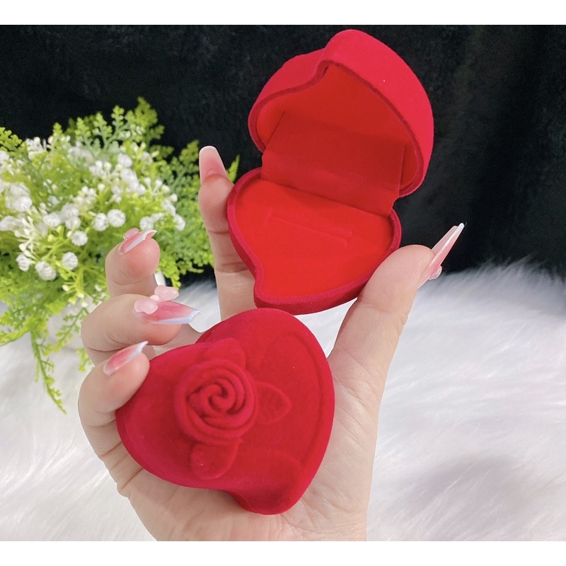 Hộp tim nhung đỏ . Hôp vuông nhung đỏ .đụng nhẫn cưới . nhẫn đôi . nhẫn kiểu . Siêu đẹp