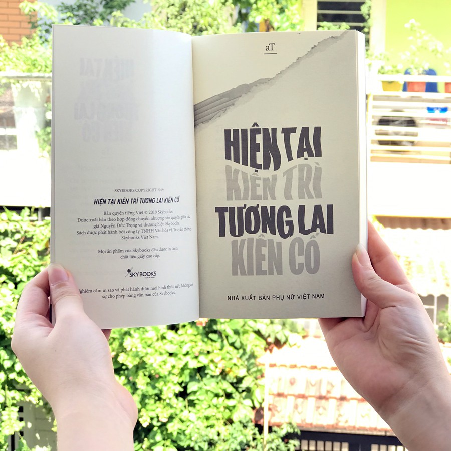 Sách - Hiện Tại Kiên Trì Tương Lai Kiên Cố (Kèm Bookmark)