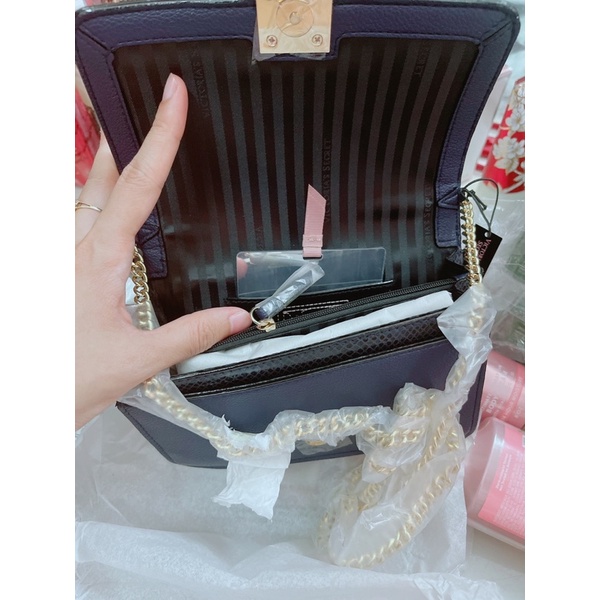 Túi đeo chéo phối 3 màu Victoria’s Secret Mini Shoulder Bag.