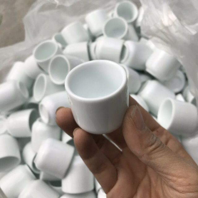 Chén sứ trắng