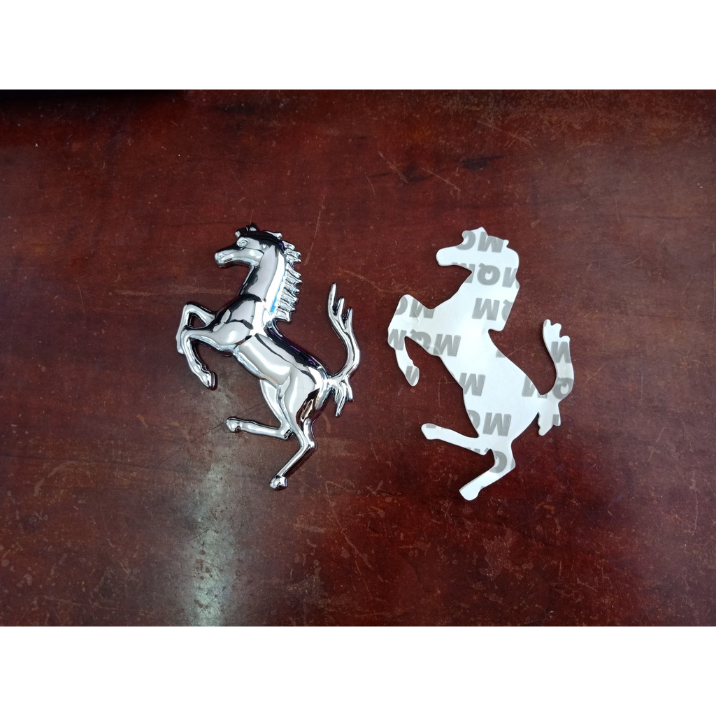 Tem logo nổi 3D ngựa kiểu Ferrari trang trí xe màu trắng