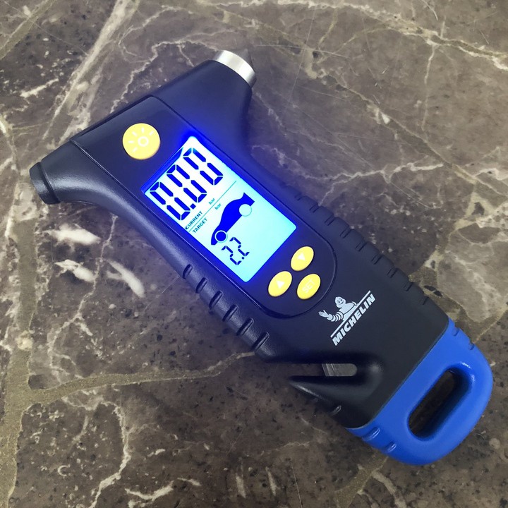 Đồng hồ đo áp suất lốp điện tử 4 trong 1 cao cấp Michelin 4336ML Búa an toàn, Đèn Led, lưỡi cắt - Bảo hành 12 tháng