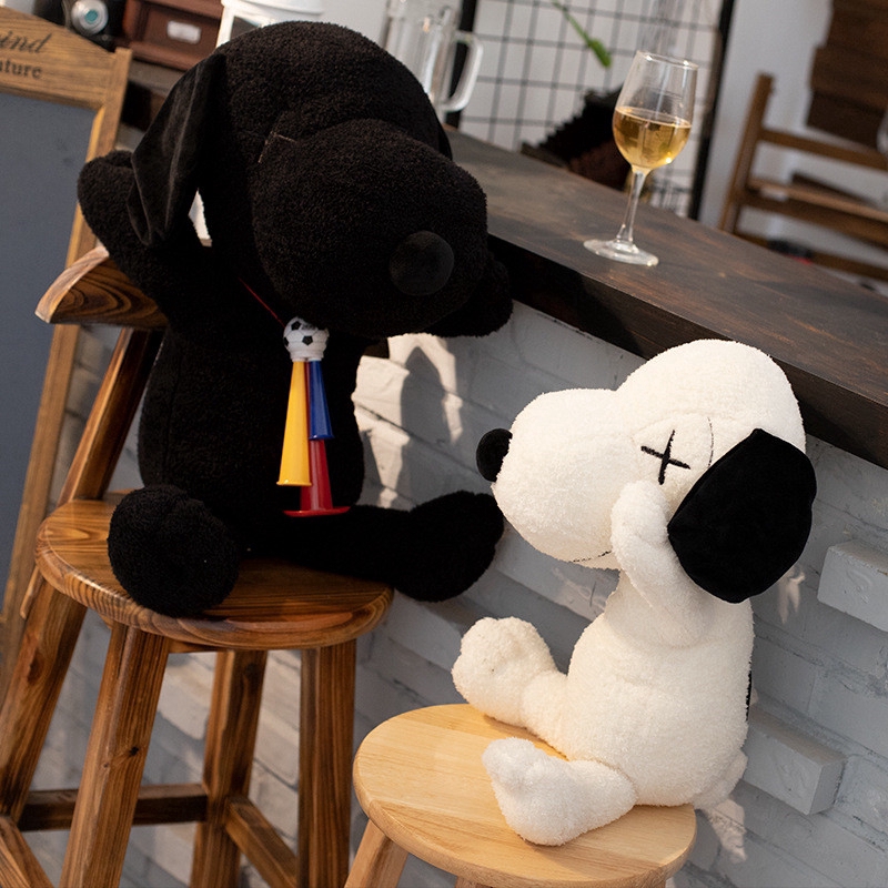 Gối Nhồi Bông Hình Hạt Đậu Màu Trắng In Hoạt Hình Kaws Snoopy Đáng Yêu