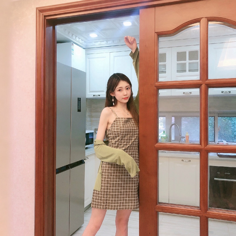 Đầm IELGY hai dây hở lưng màu xanh lá cây họa tiết kẻ sọc thời trang mới 2023 xinh xắn dành cho nữ