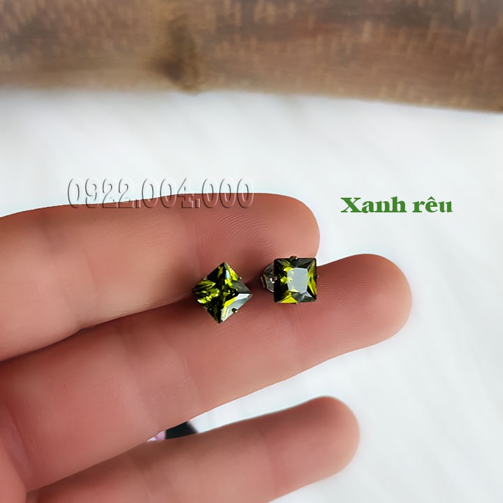 Bông tai đá màu vuông (1 chiếc) đủ kích thước.