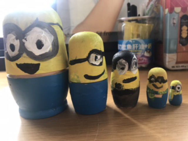 Búp bê gổ Nga tự vẽ