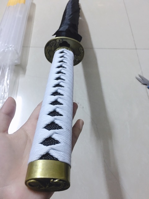 Dù Katana cán bọc kim loại gắn kèm dây xích siêu độc lạ