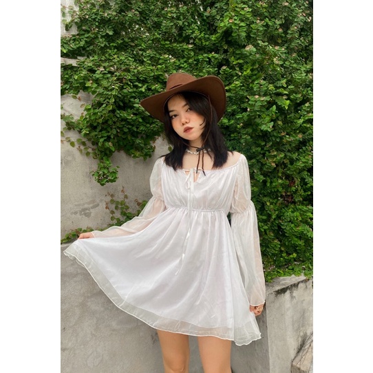 Váy voan trắng dài tay