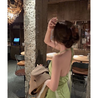 Đầm xanh lá cổ yếm